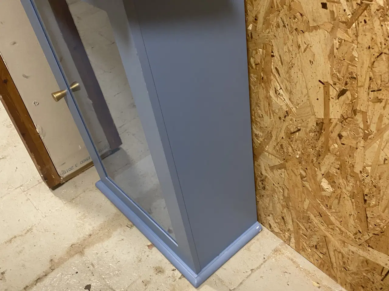 Billede 3 - Skab med glaslåge + hylder 