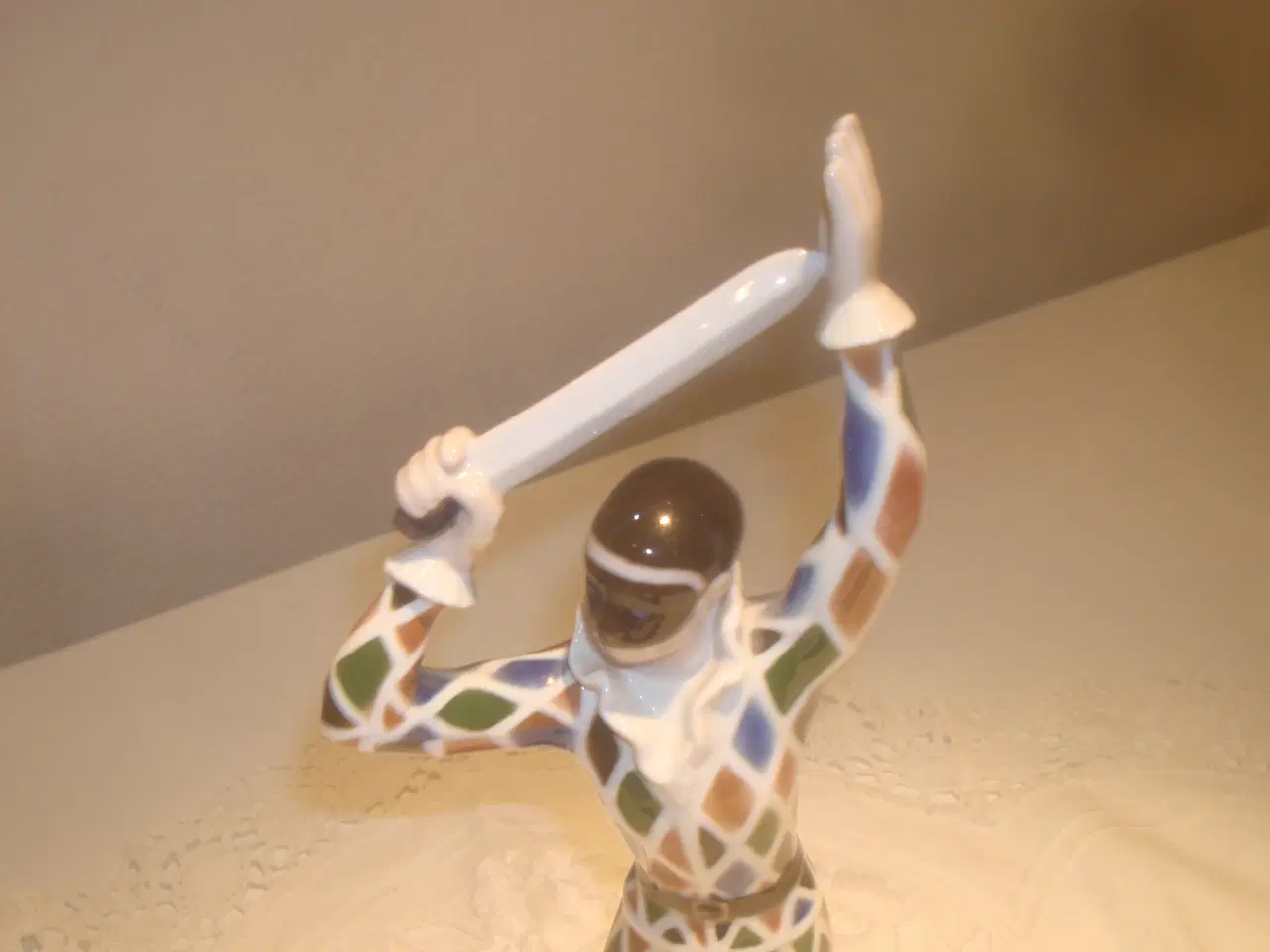 Billede 2 - KGL HARLEKIN nr 2354, 26 cm høj, PERFEKT