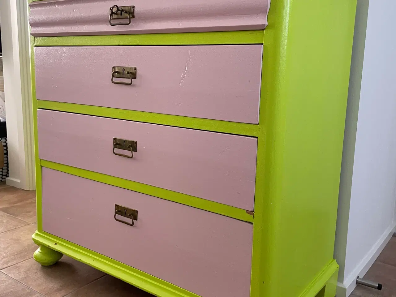 Billede 5 - Sød gammel kommode og tallerkenrække