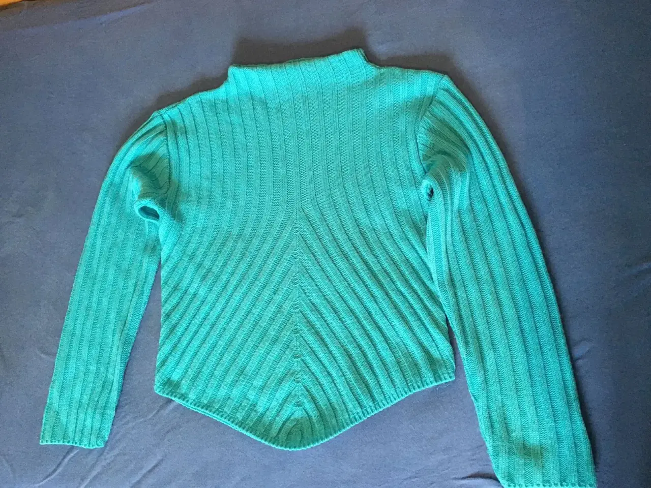Billede 2 - Lys turkis sweater til salg
