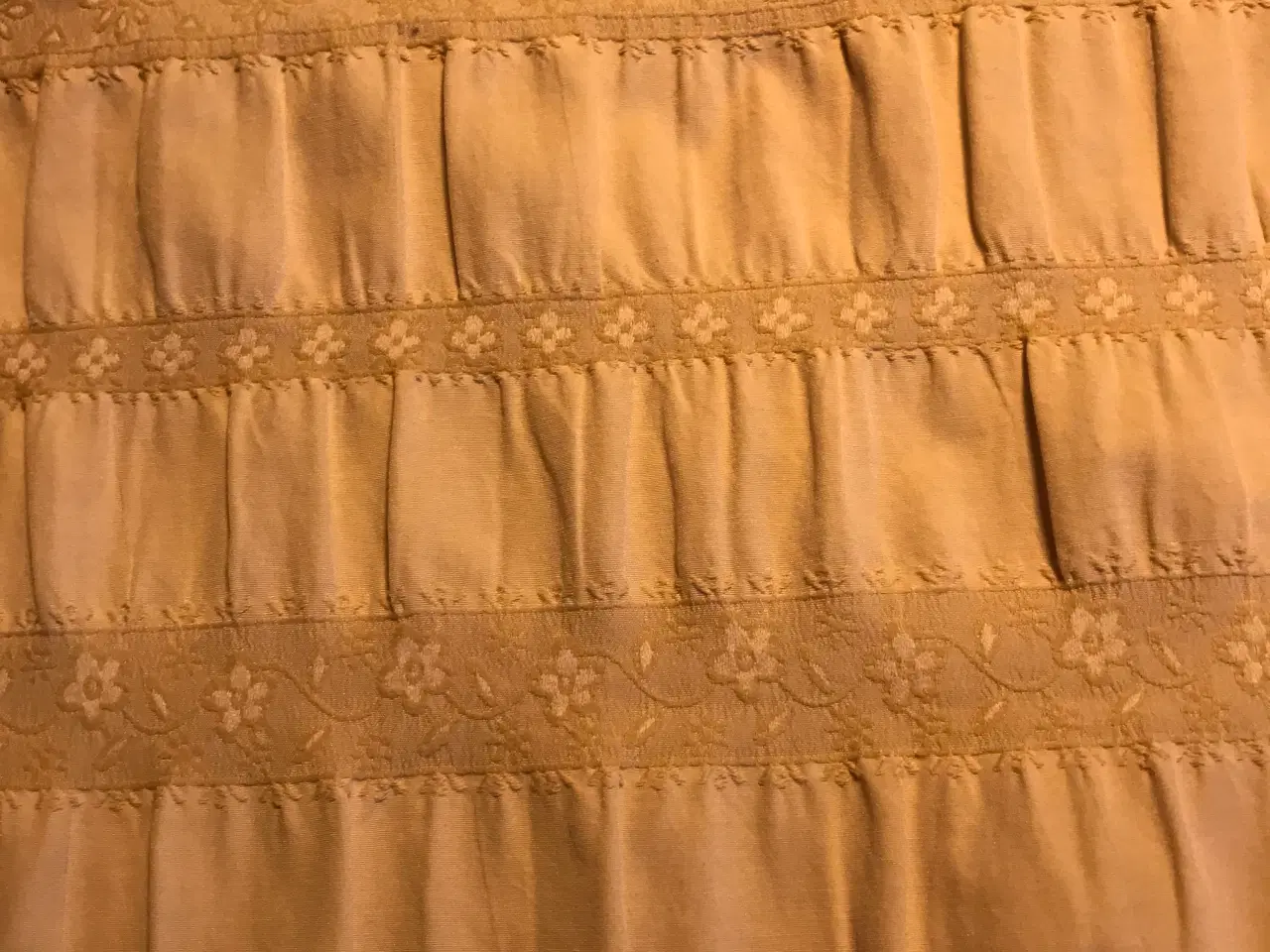 Billede 3 - Lene Bjerre dug, størrelse 215*125 cm.