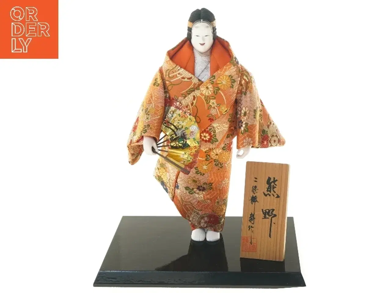 Billede 1 - Japansk kimono geisha dukke på sortlakeret stand (str. 21x18x26 cm)