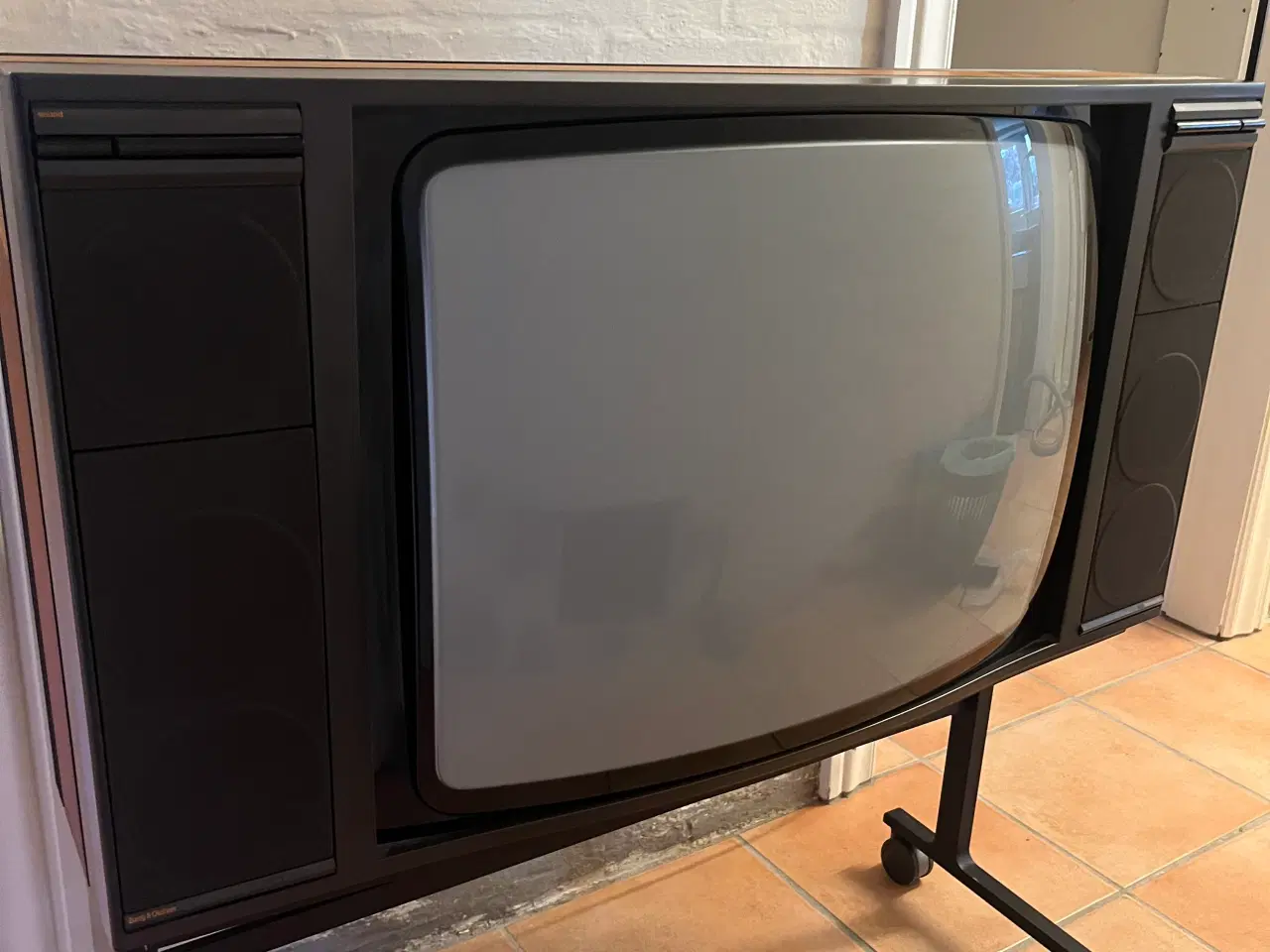 Billede 1 - B&O, Beovision 8902 på originalt hjulstativ