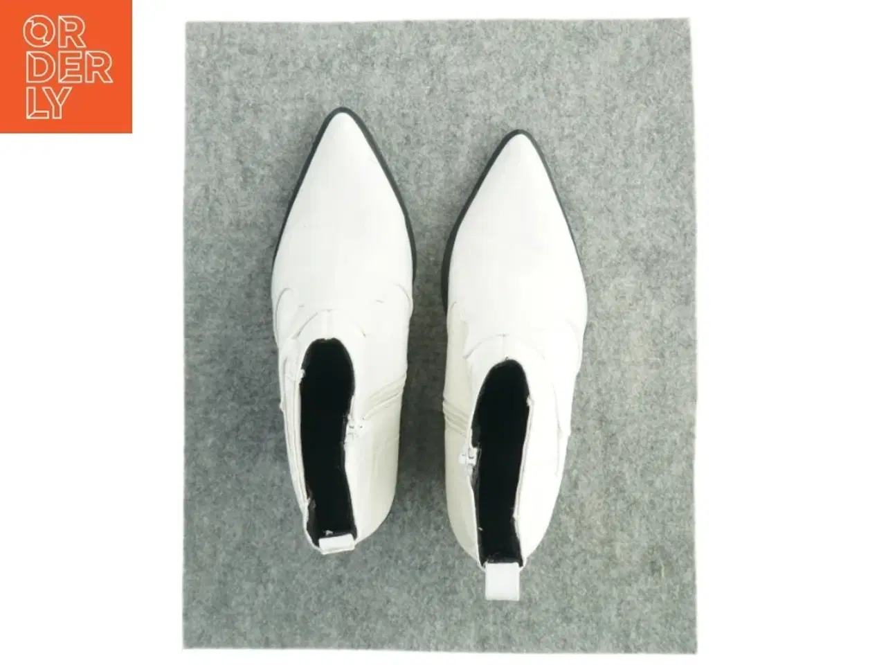 Billede 2 - Hvide ankelstøvler med krokodillepræg fra Asos (str. 7)