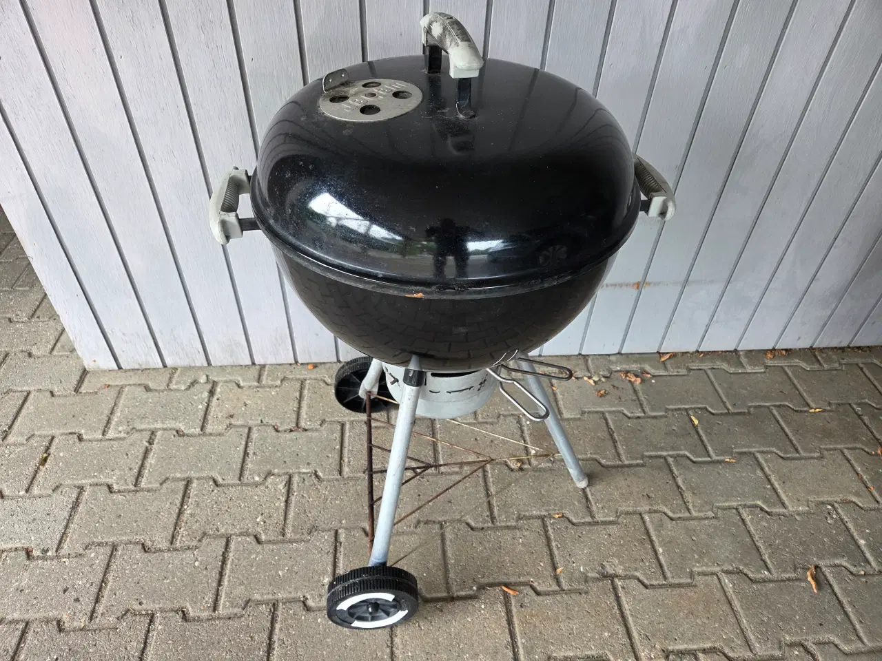 Billede 1 - Weber kuglegril til kul 47 cm. (den lille)