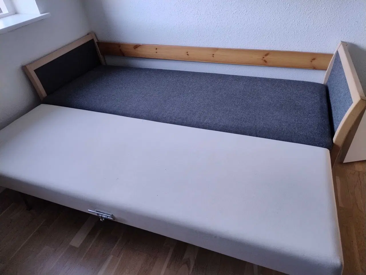 Billede 8 - Sovesofa med spring indlæg grå stof gr flytning