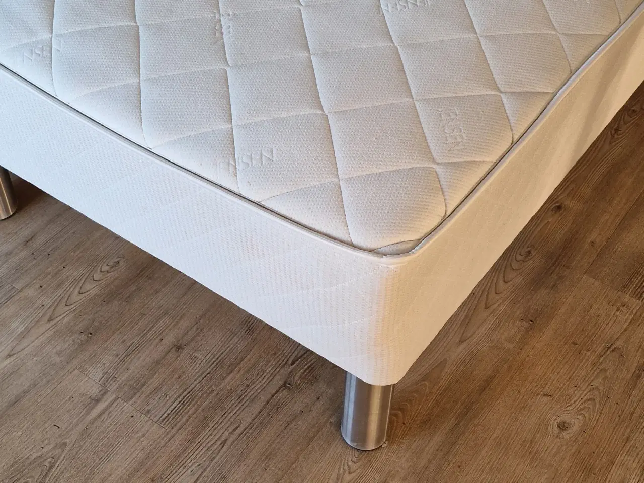 Billede 1 - 2 boksmadras 90×200 cm med ben