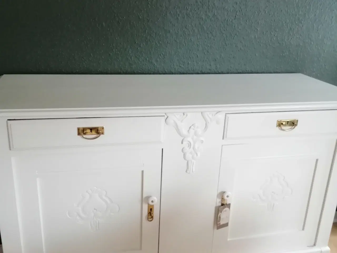 Billede 7 - Hvidmalet  skænk.