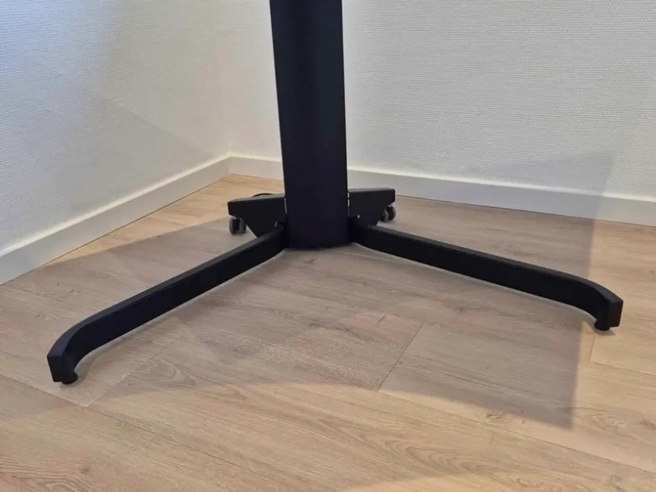 Billede 7 - Hæve-/sænkebord med sort stel