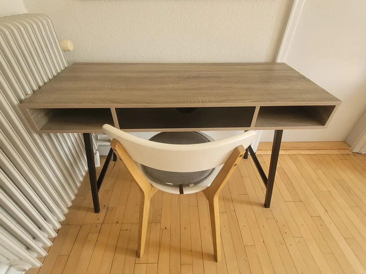 Billede 2 - Skrivebord + stol 275kr. (billigt)