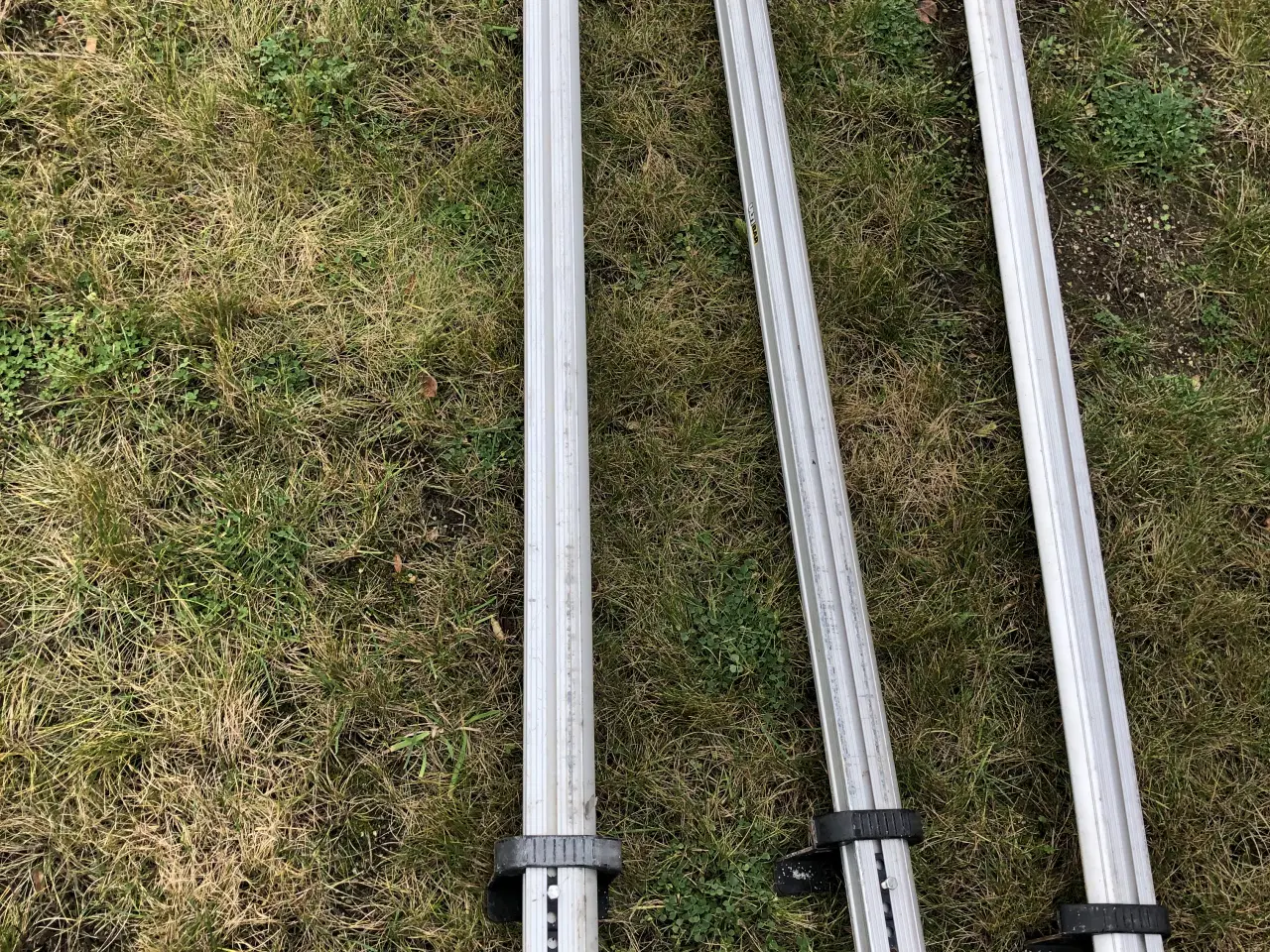 Billede 1 - Tagbøjler har siddet på en transporter.