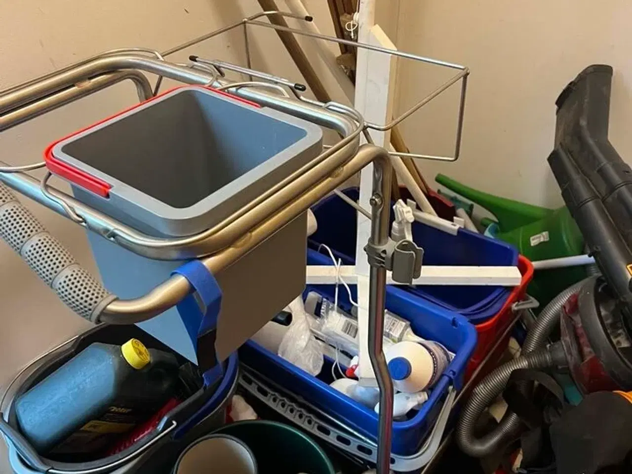 Billede 1 - Rengøringsvogn med indhold.