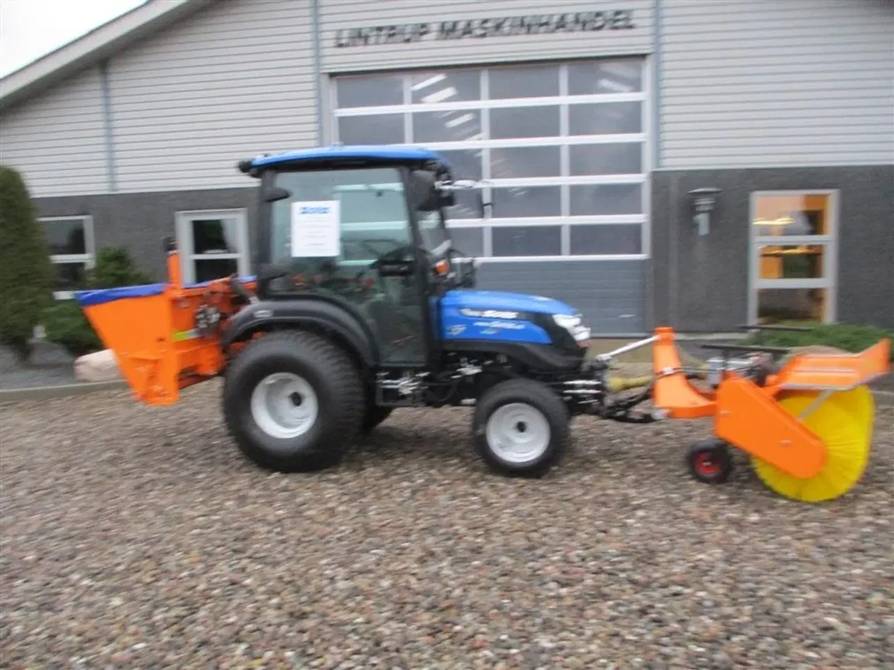 Billede 12 - Solis 26 HST Snow Edition med frontlift, front PTO, Thyregod TK 1600 kost, med hydraulisk sving og SSP140 saltudlægger