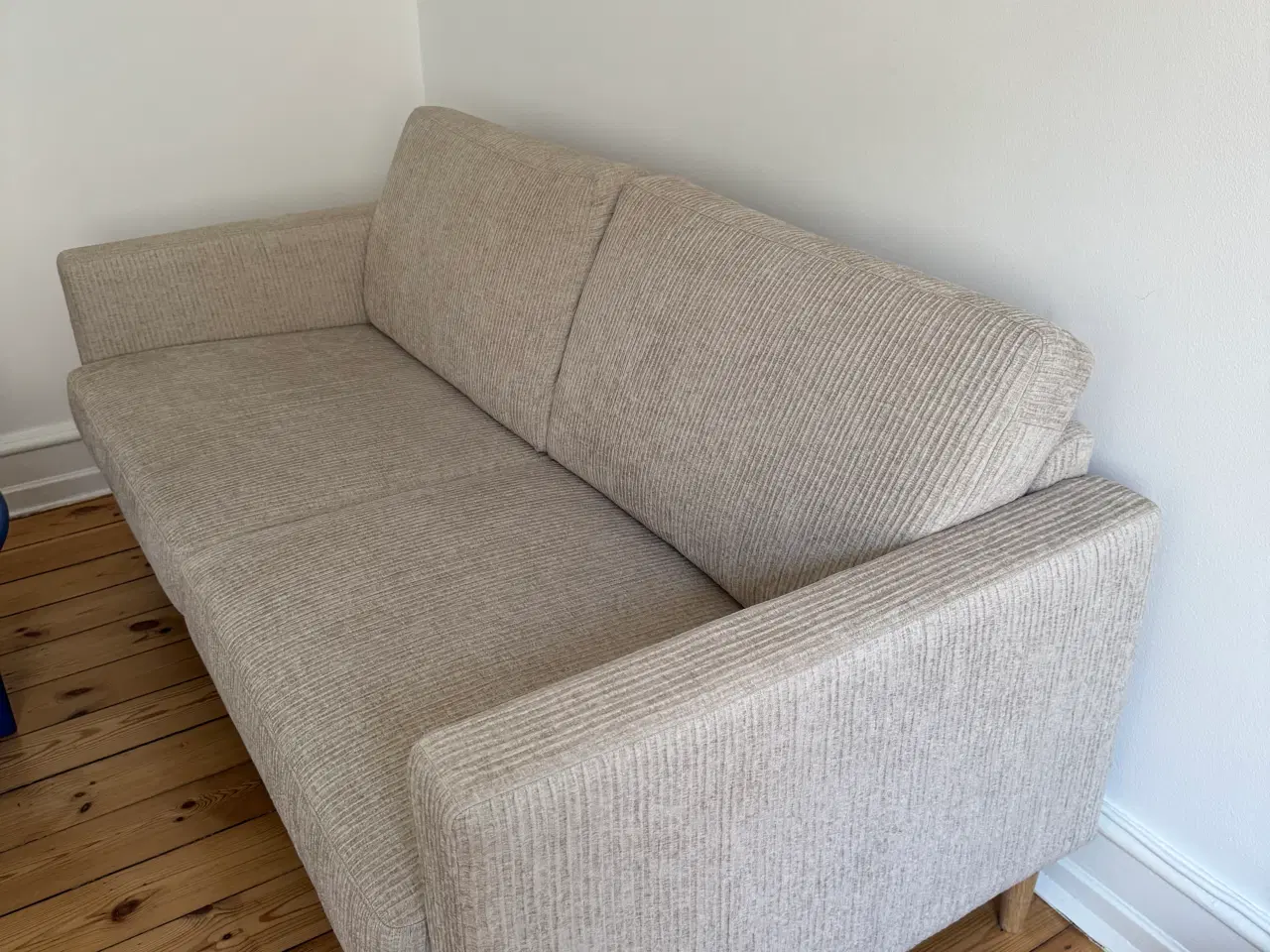 Billede 6 - Sofa 2 1/2 Pers. sandfarvet med egetræsben 