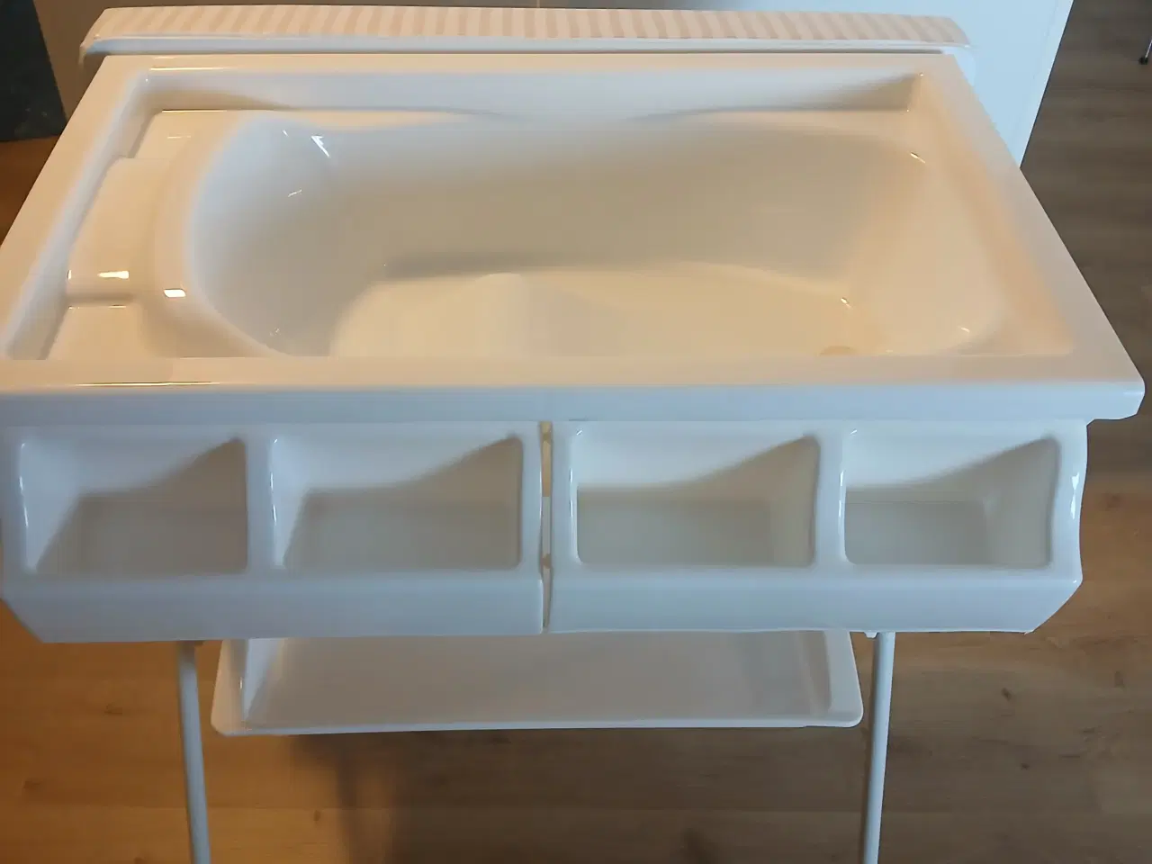 Billede 4 - Stabilt puslebord med badekar 