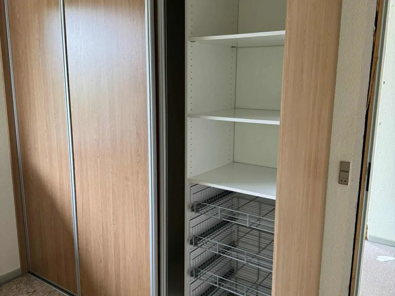 Billede 2 - Skab med skydelåger - 288cm