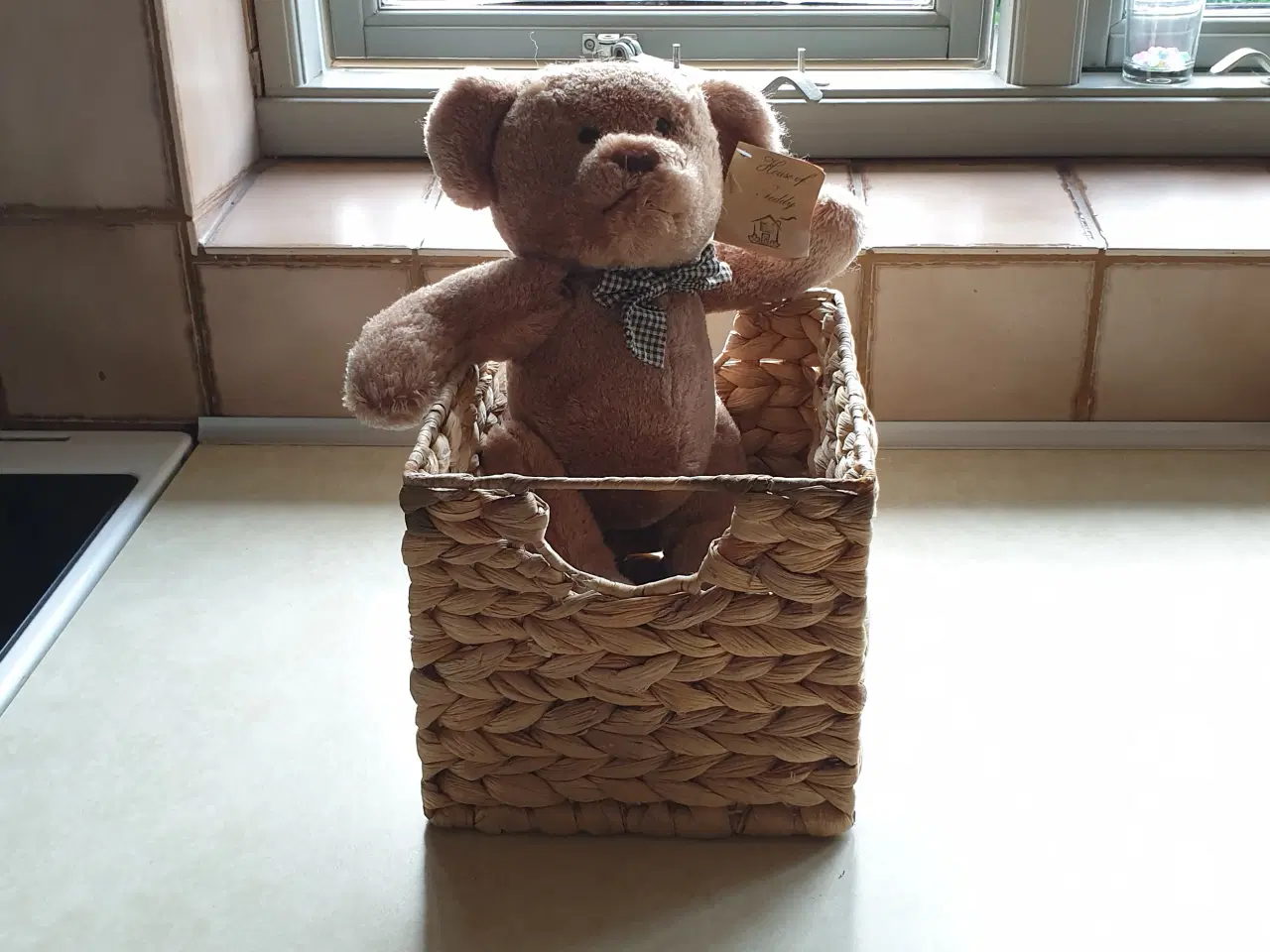 Billede 1 - Sødeste bamse i kurv ialt10kr