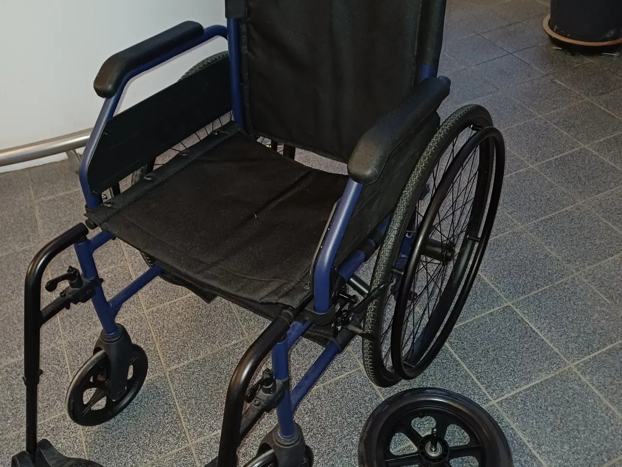 Billede 1 - Kørestol næsten ny