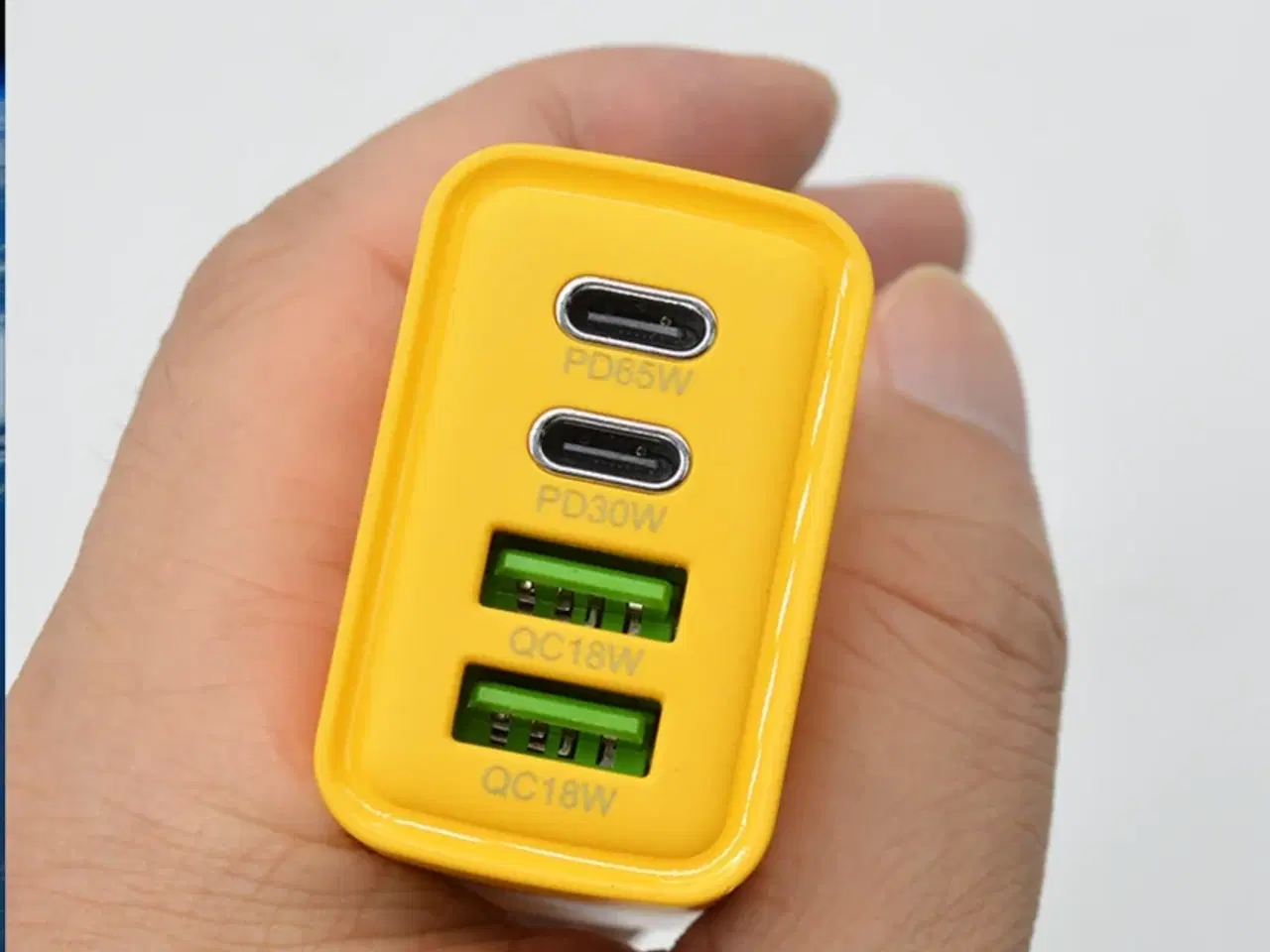 Billede 2 - 2 stk. Mobiltilbehør vægadapter 65W GaN – 2×USB-C + 2×USB-A – Gul