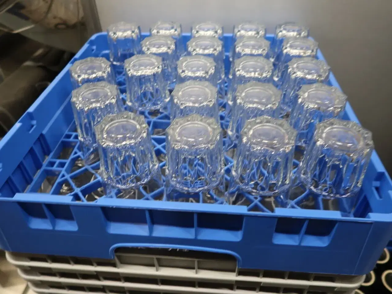 Billede 22 - Div. Glas i opvaskebakker bla. RIEDEL m.m.