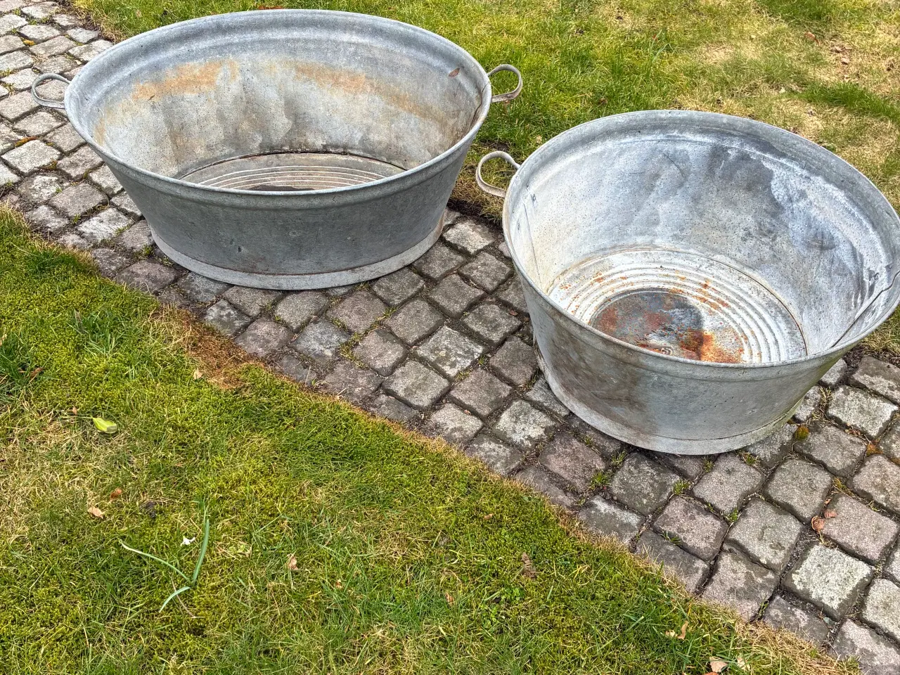 Billede 2 - 2 stk. store zinkbaljer