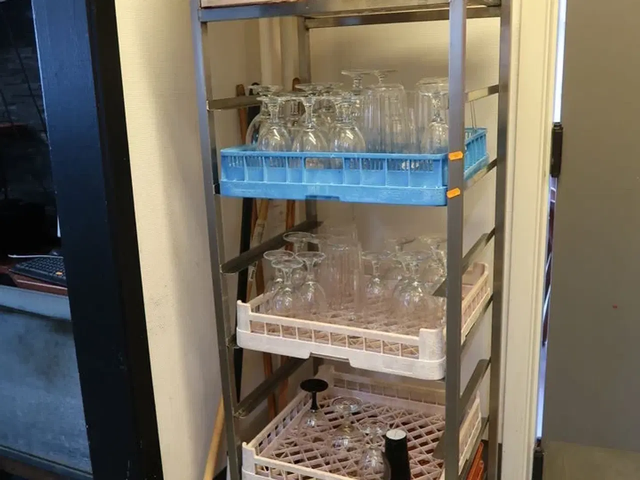 Billede 1 - Stikvogn med div. Opvaskebakker med glas m.m.