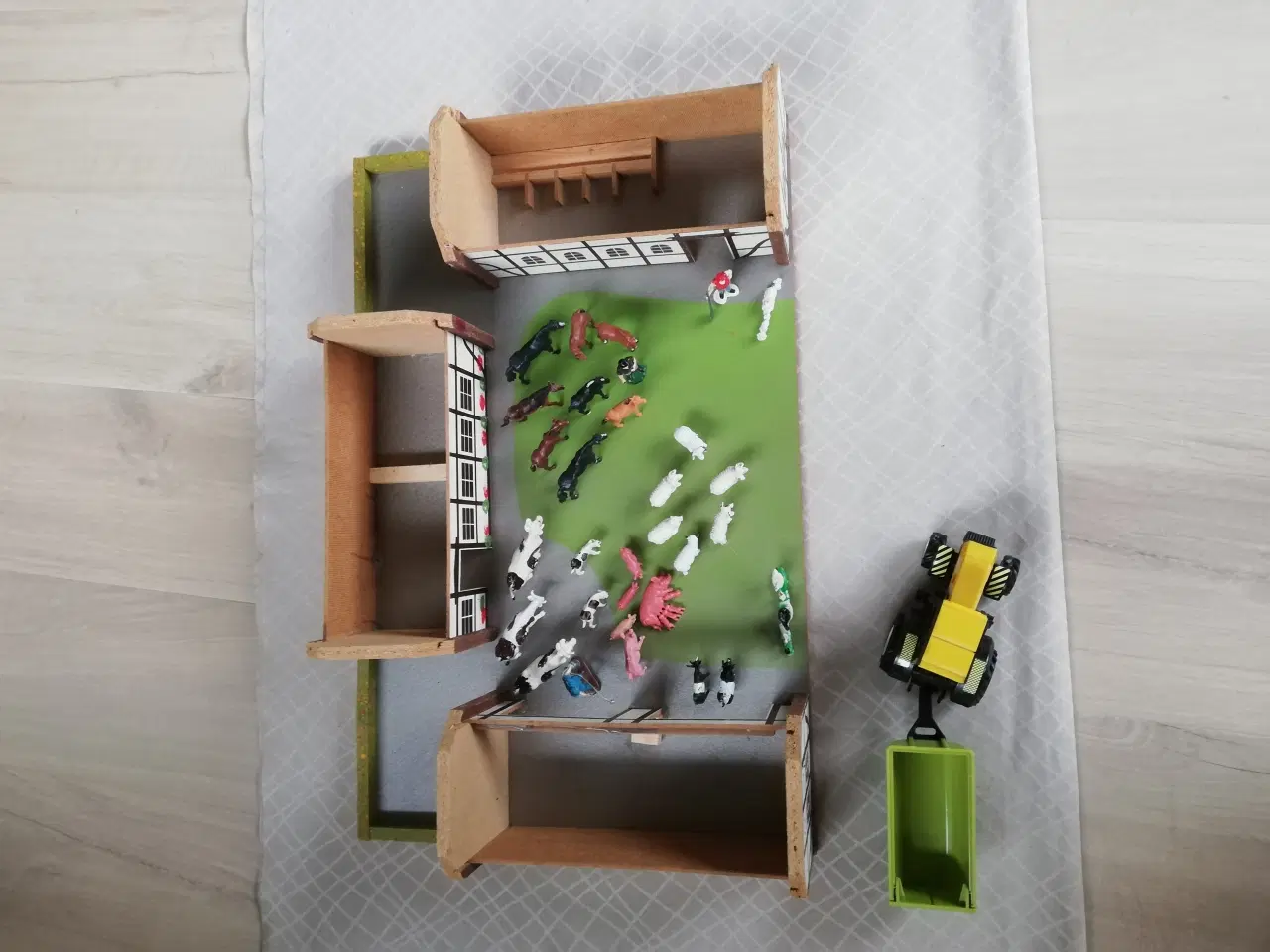 Billede 4 - Bondegård med dyr og traktor