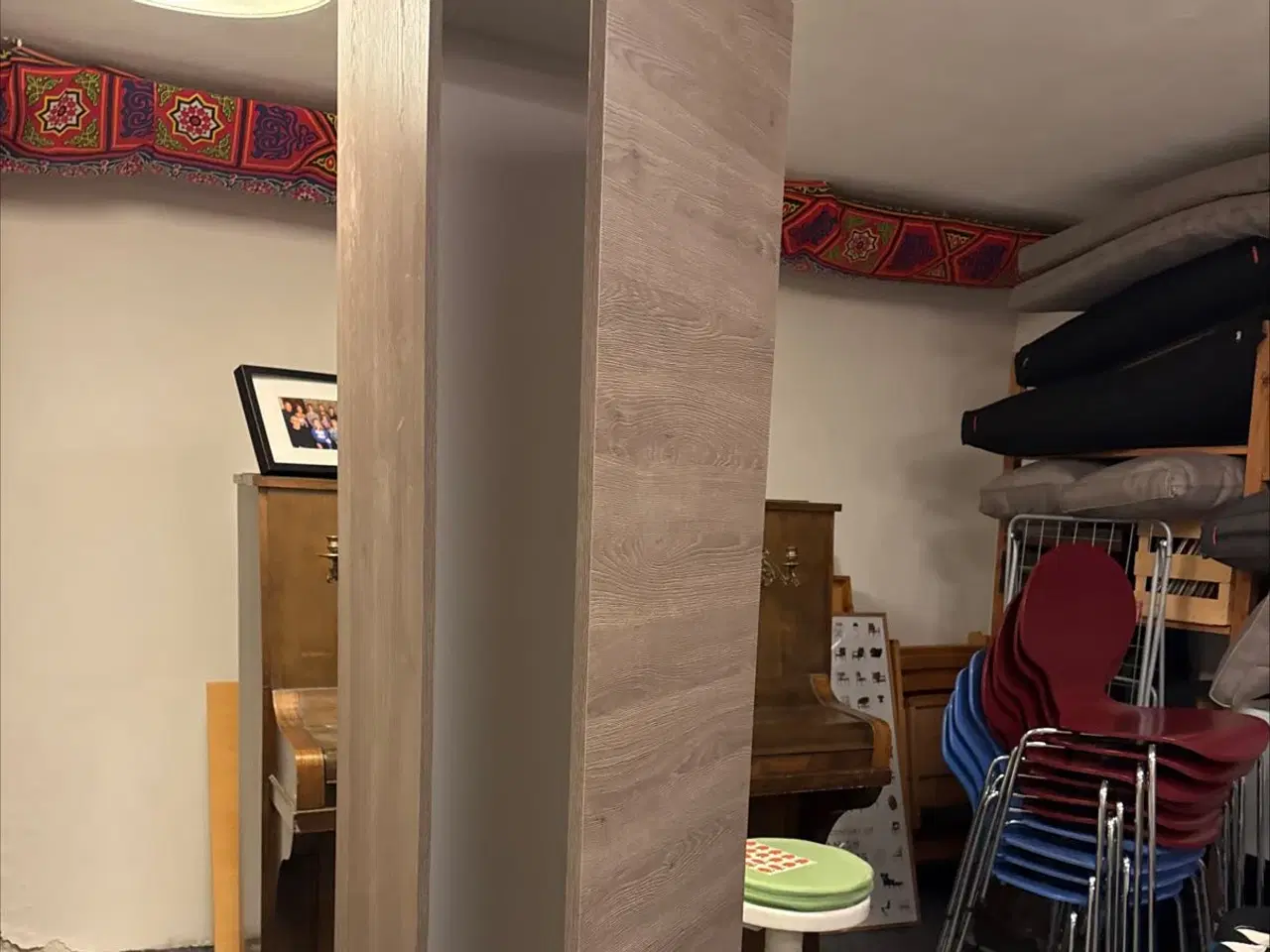 Billede 3 - Aubo skab i valnødsfolie med hylder. Nyt.