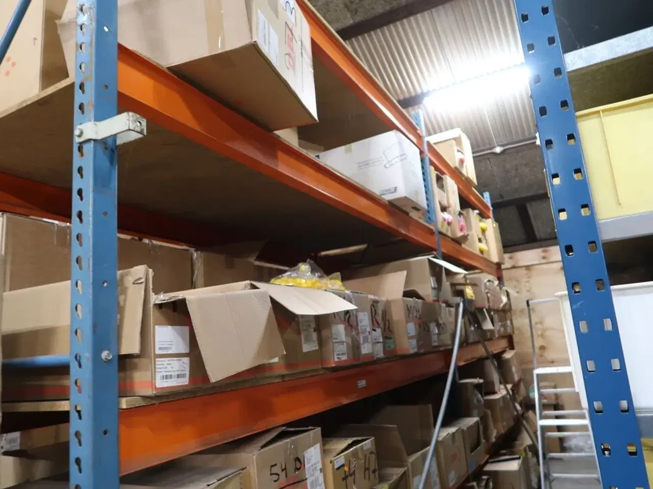 Billede 1 - Indhold i 2 fag lagerreoler