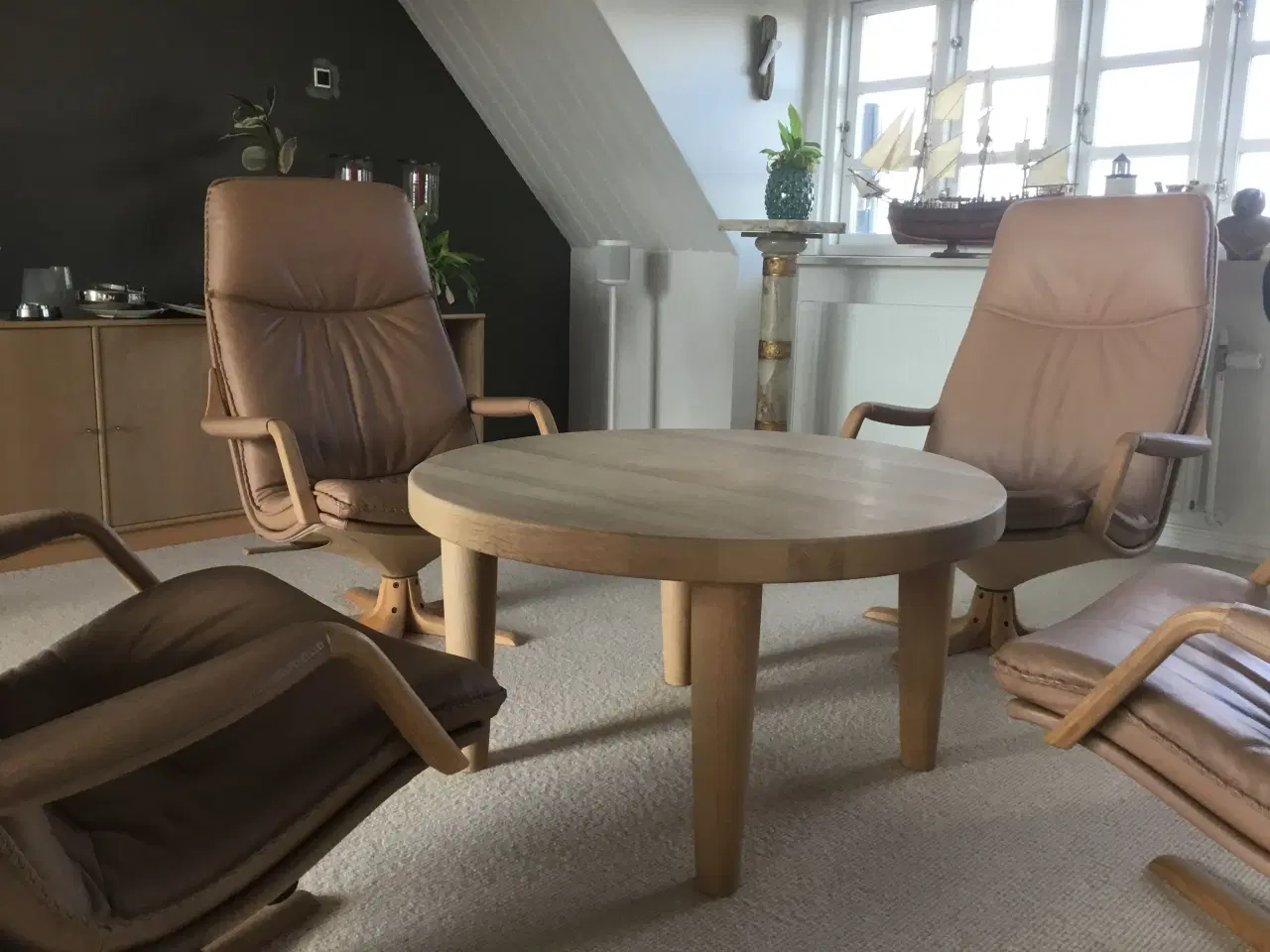 Billede 6 - 4 Berg Furniture Lænestole og rundt massiv egebord