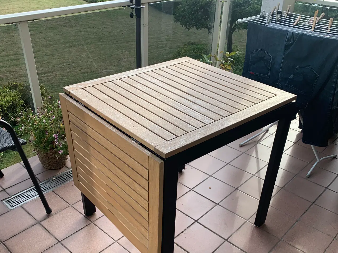 Billede 1 - Havebord udendørs