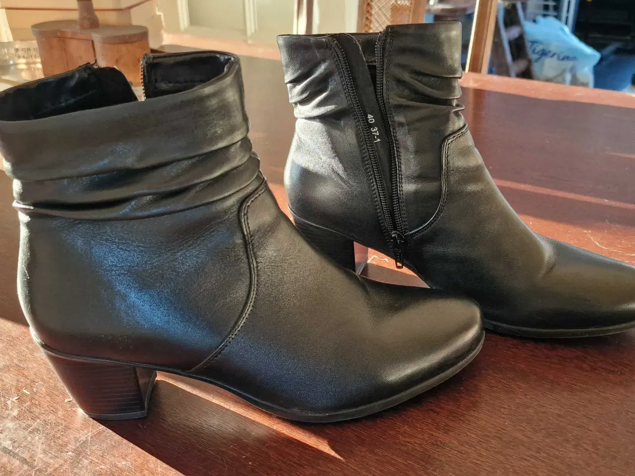 Billede 1 - Sorte læderstøvler str. 40