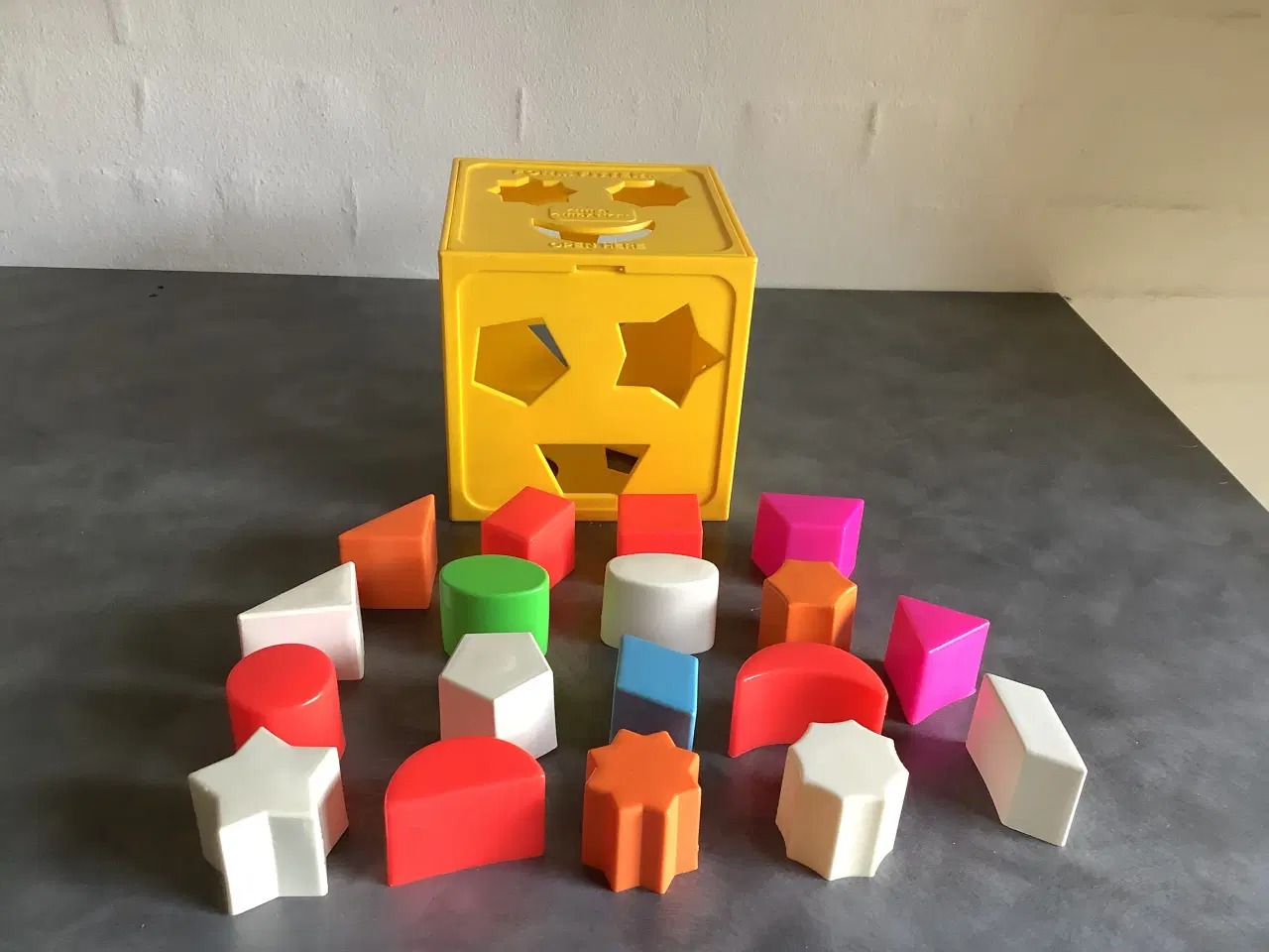 Billede 3 - Geometrisk former i en soteringskasse til børn