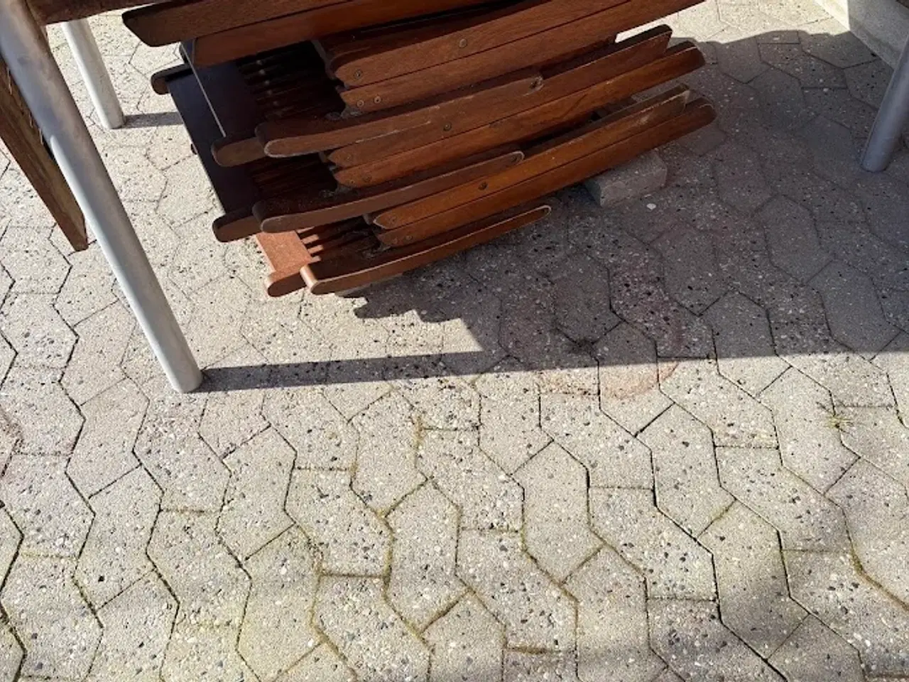 Billede 5 - Stort havebord med 6 stole og 2 ud klapper