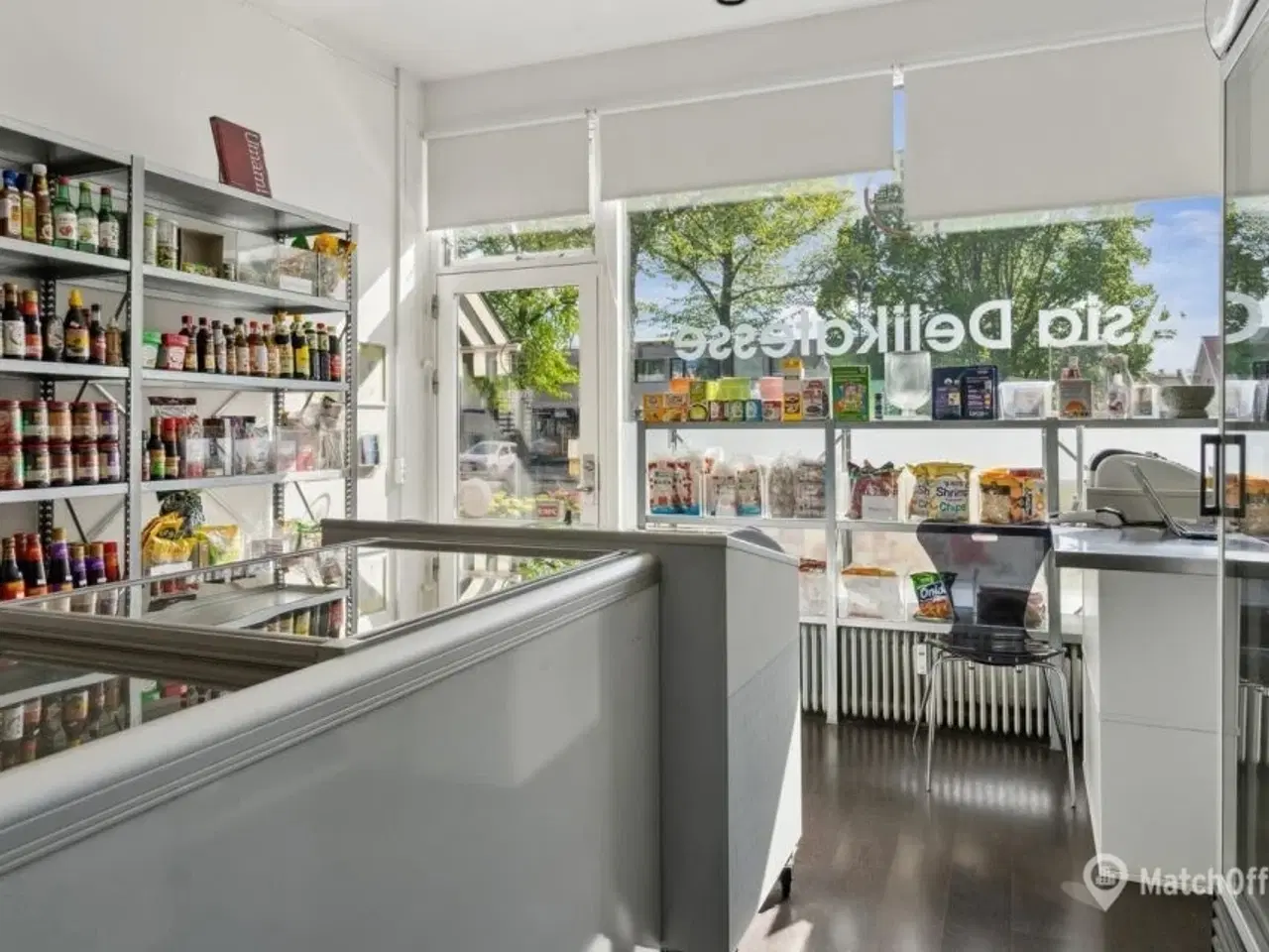 Billede 6 - Fin lille butik med godt lysindfald