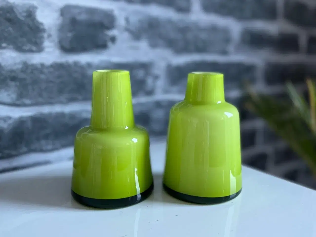 Billede 3 - 2 små søde grønne glas vaser 