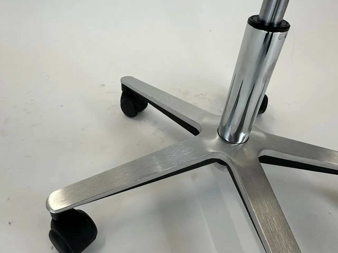 Billede 9 - Butterfly swivel fra Magnus Olesen (Grå kunstlæder)