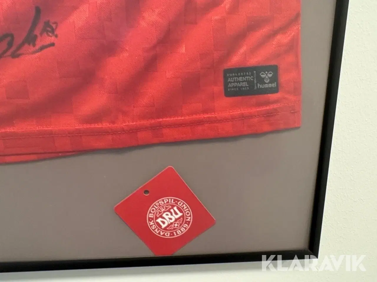 Billede 4 - Cafebord med 2 stole og signeret landsholdstrøje