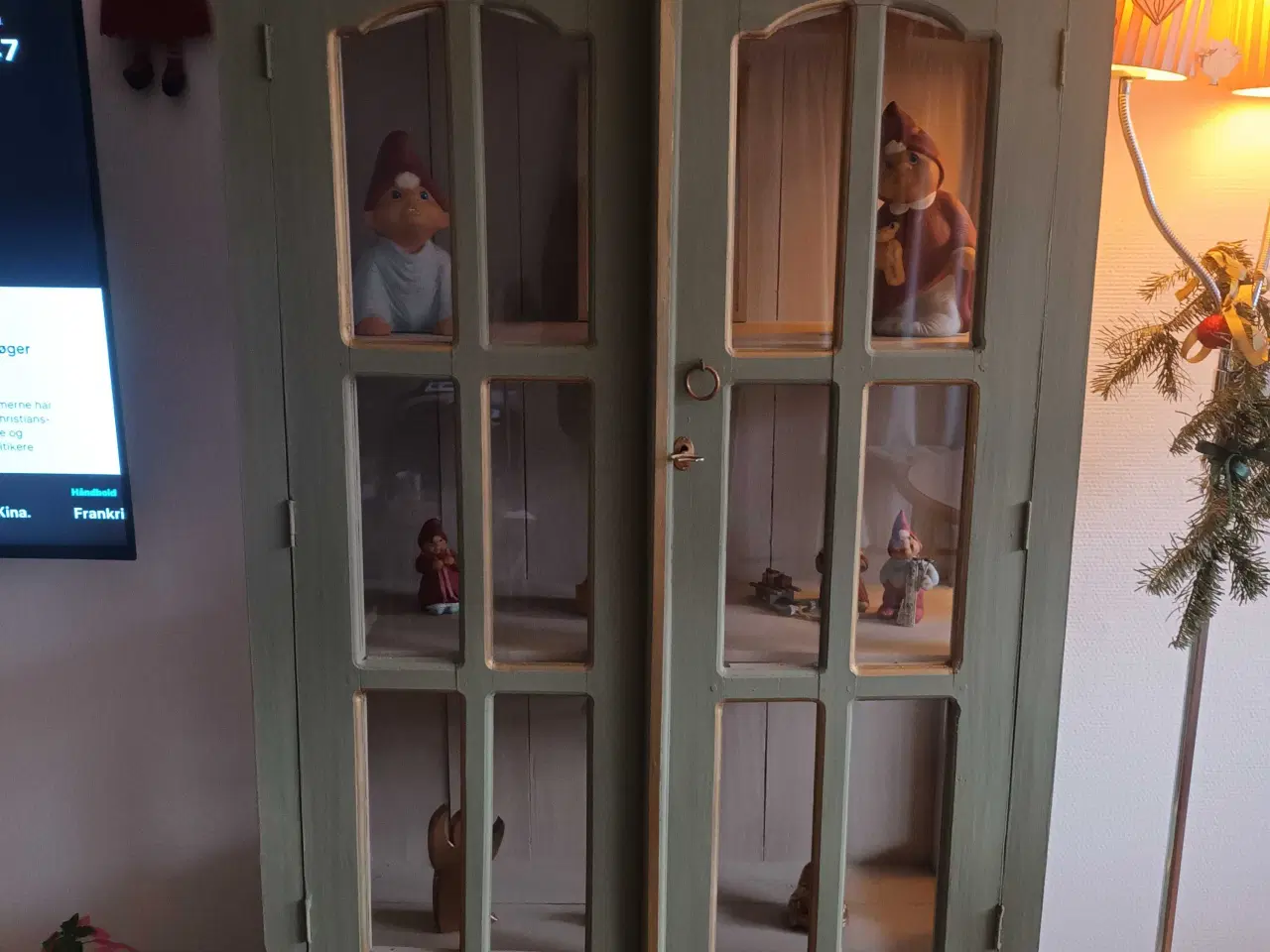 Billede 3 - Reserveret - yistandsat Vitrineskab I grøn og guld