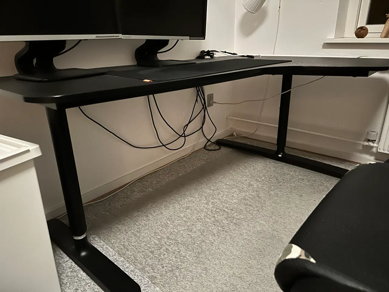 Billede 4 - Fint sort justerbart skrivebord fra IKEA sælges