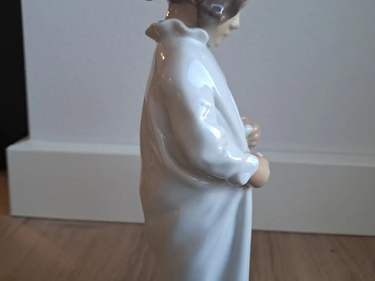 Billede 2 - Bing og Grøndahl Pige i natkjole 