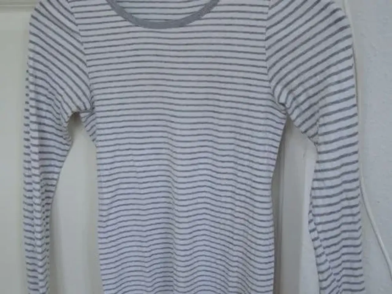 Billede 4 - stribet hvid og grå langærmet t-shirt