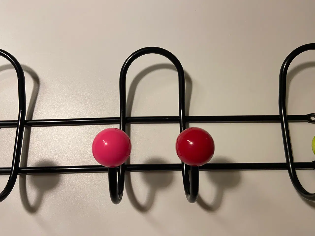 Billede 3 - Knagerække i sort, med farvede "dutter"