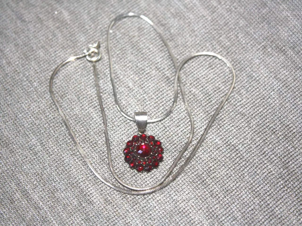 Billede 2 - Sølv halskæde binder 925  med vedhæng med granat