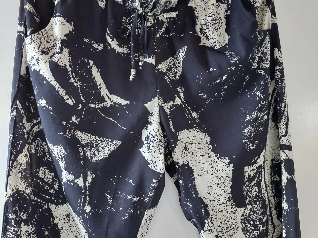 Billede 2 - Ny Pænere Let Buks str L