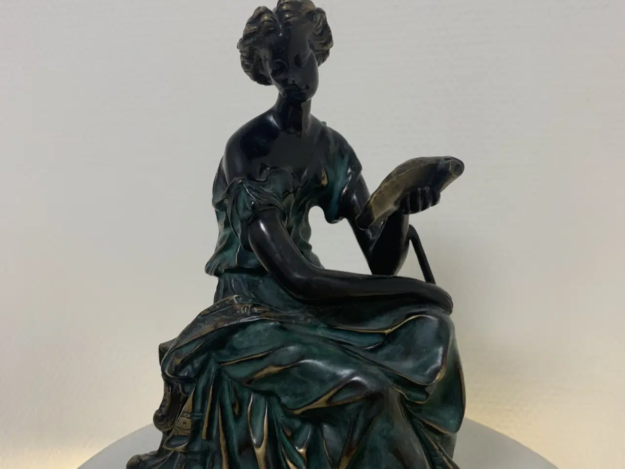 Billede 1 - Bronzefigur af siddende kvinde med rulle/bog – 3,6