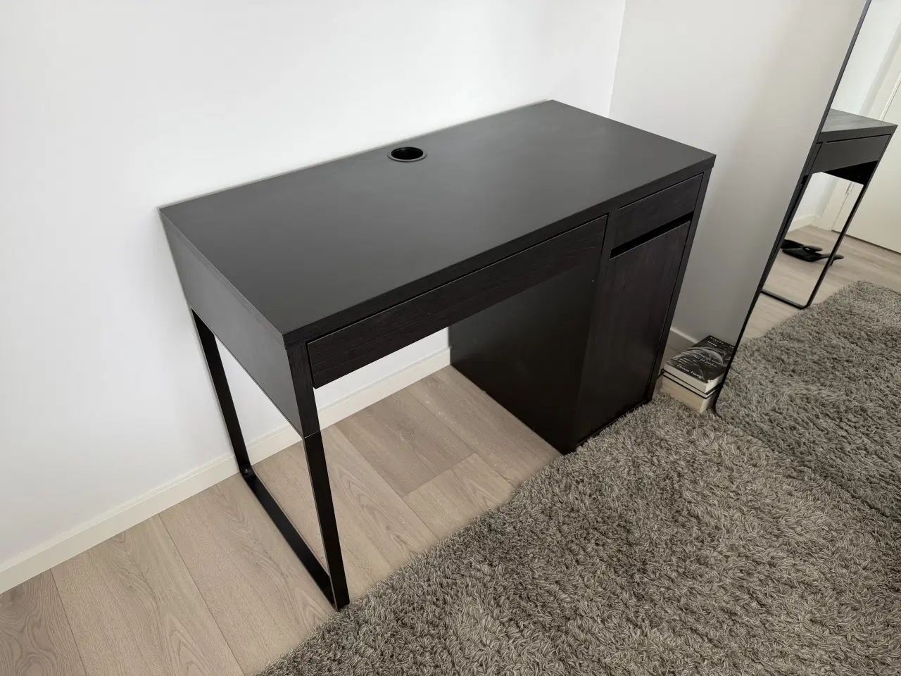 Billede 2 - Skrivebord i sortbrun, 105x50 cm