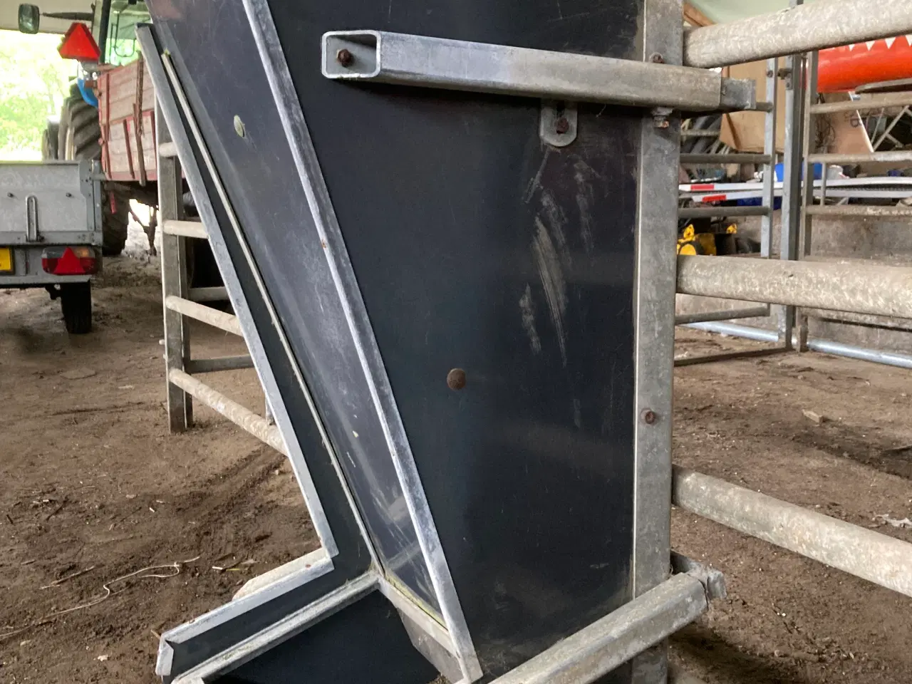 Billede 1 - 2 stk. Foder automat. Stål med plast sider.
