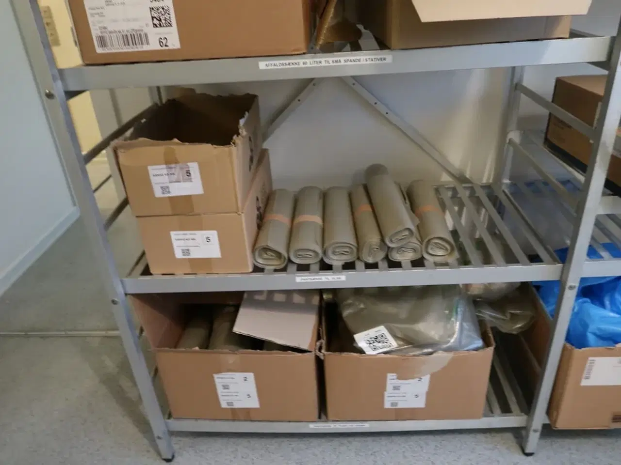 Billede 5 - 2 stk. fødevarereoler med affaldssække, poser, folie m.m.