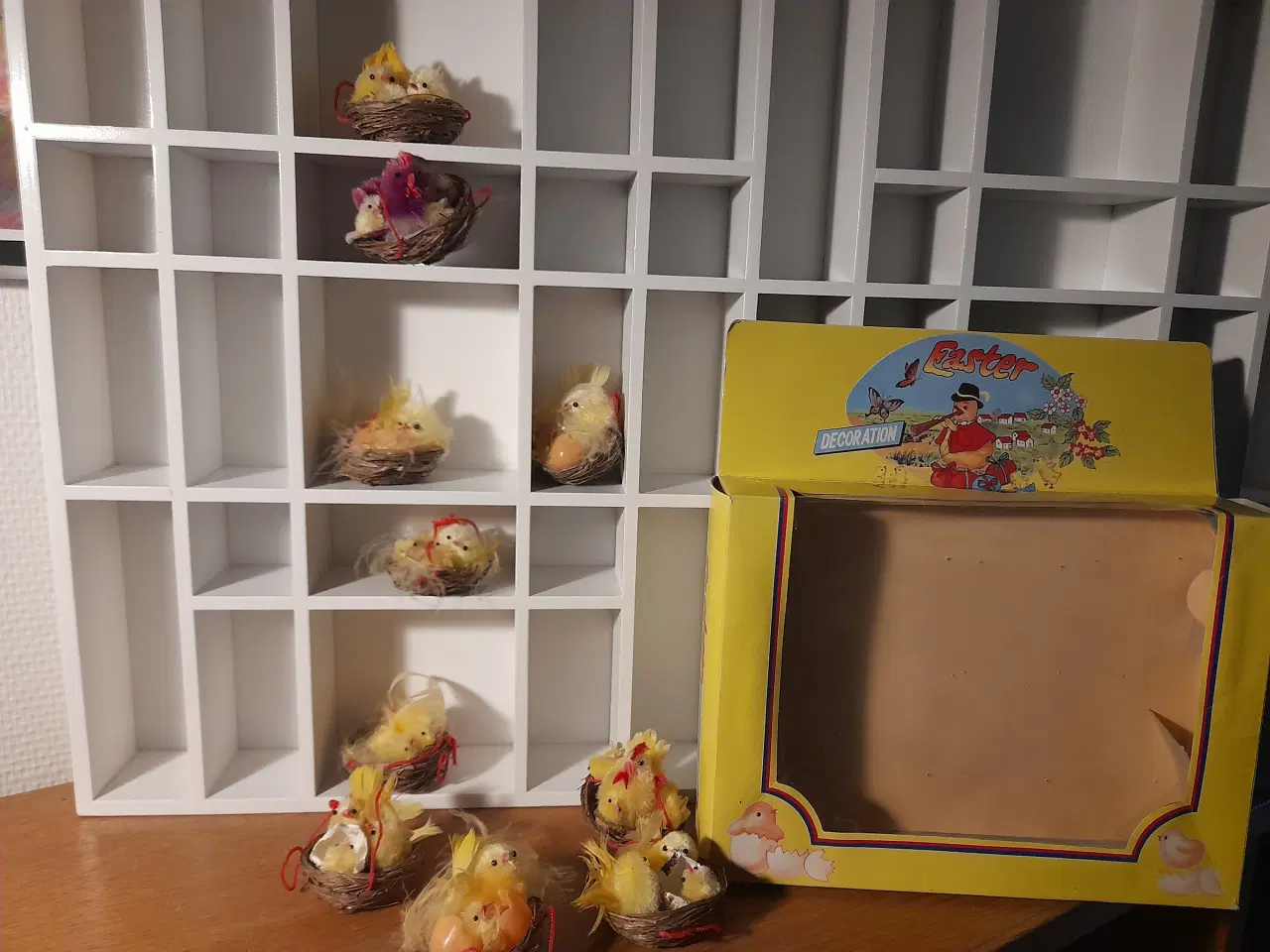 Billede 2 - 10 små påskeophæng inkl æske.